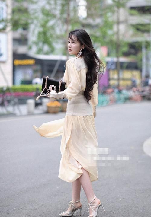 『情怀』街拍:小姐姐一件v领的连衣裙,有着少女清新般的情怀