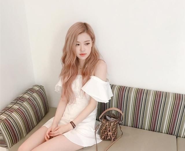 金智妮拿199的包，转眼朴彩英就秀出1万的包，网友：塑料姐妹情？