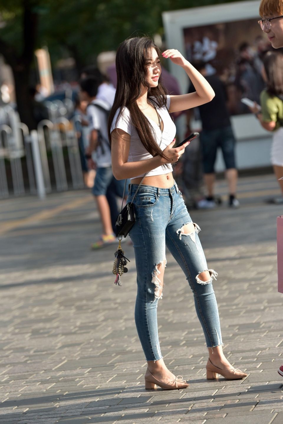 街拍联盟：破洞裤小姐姐那一弯腰的风情，让人忍不住驻足