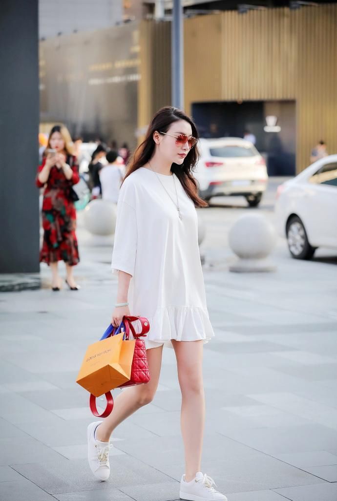 街拍:小姐姐长相带点异域风情，这侧颜也太美了!