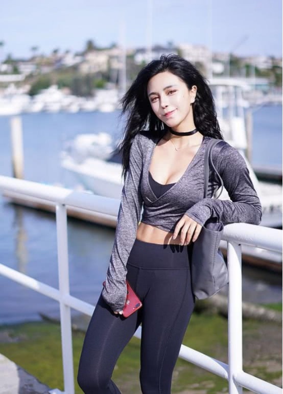 街拍：优雅洋气的紧身裤小姐姐，身材颜值超高，展露女神气质！