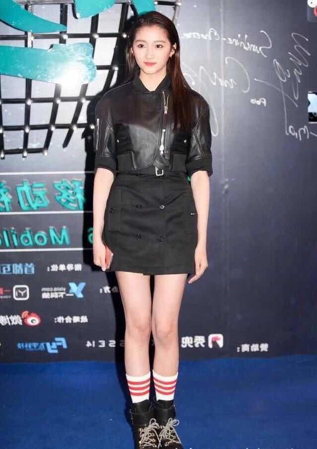 关晓彤站姿堪称一绝!双腿间距几乎为零，网友:难怪鹿晗会喜欢