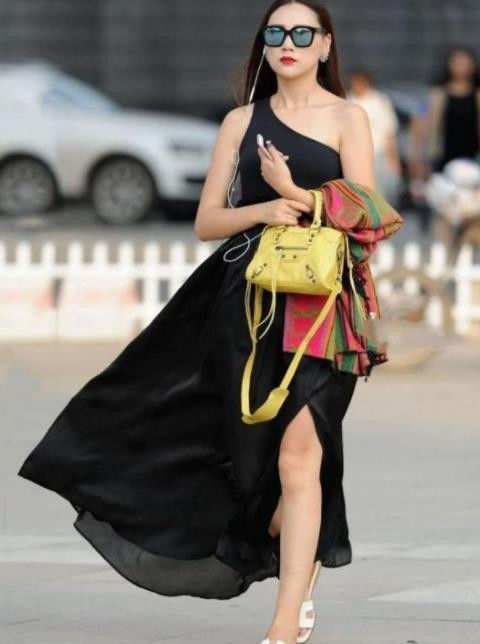  [粉色]街拍身穿粉色一字肩上衣的小美女，肌肤如玉，尊贵优雅显大气