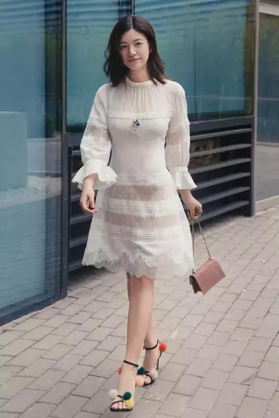 陈妍希产后现身，穿白裙混搭“毛球鞋”超美，嫁对人可真幸福啊!