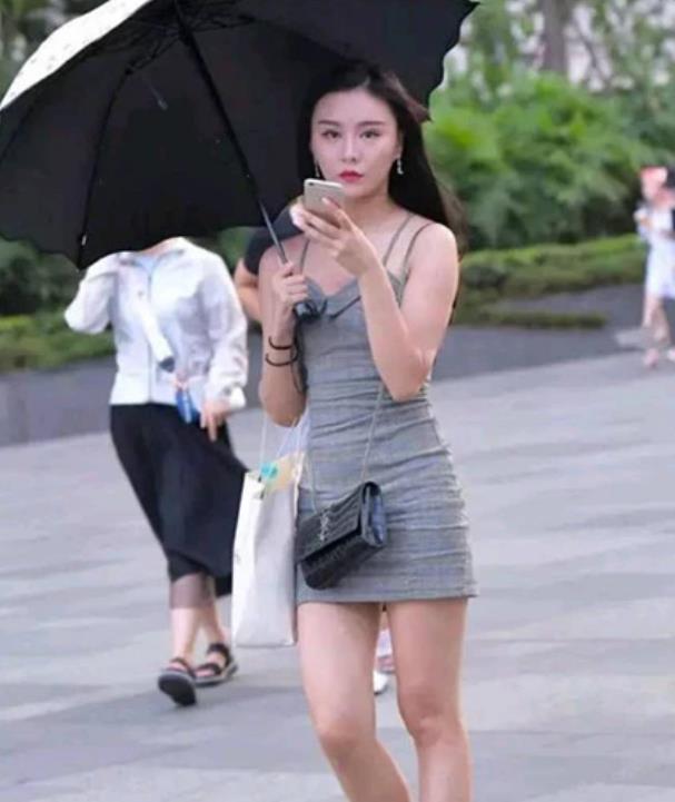  「个性」街拍：爱逛街的美女，无论成熟还是清新，都彰显出美丽与个性