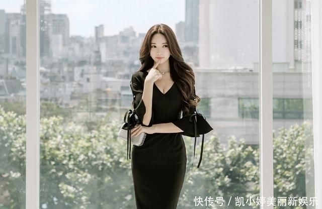  #修身#黑色V领修身长裙，优雅贤淑