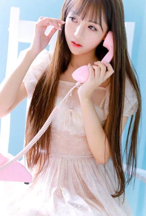 清纯萝莉范小姐姐各种表情卖萌，一身长裙彰显小公主的气息