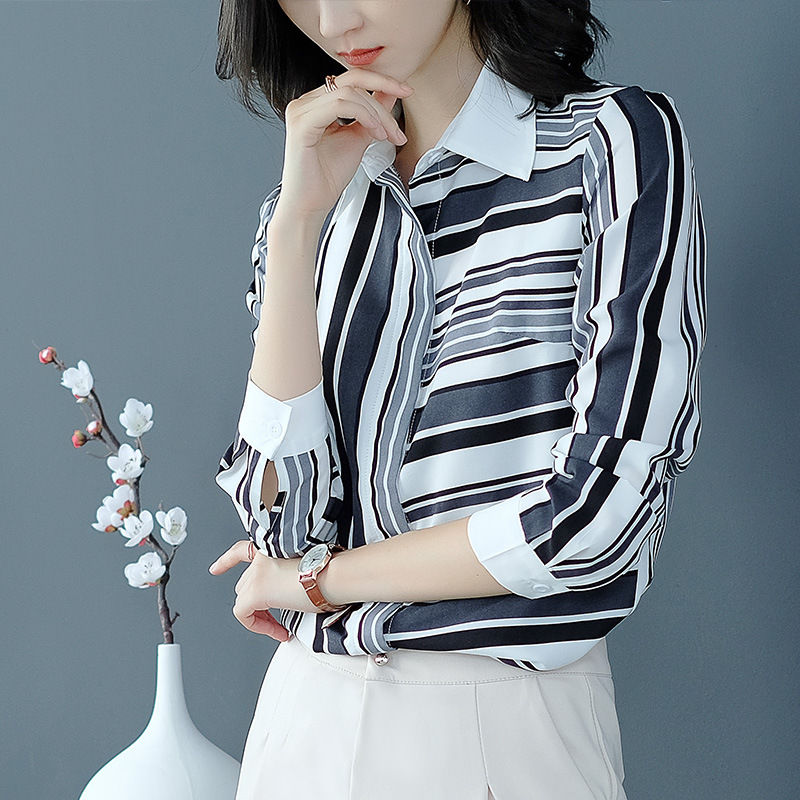 中秋，少穿裙!刚上线的“秋衫”，搭黑裤子，经典大方又美嫩