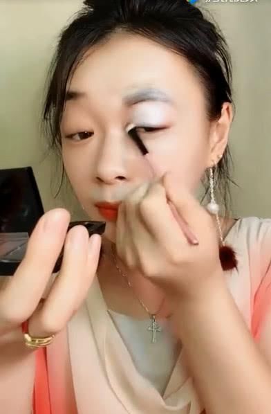 90后大妈仿妆马云,涂上粉底液后,真是傻傻分不清啊