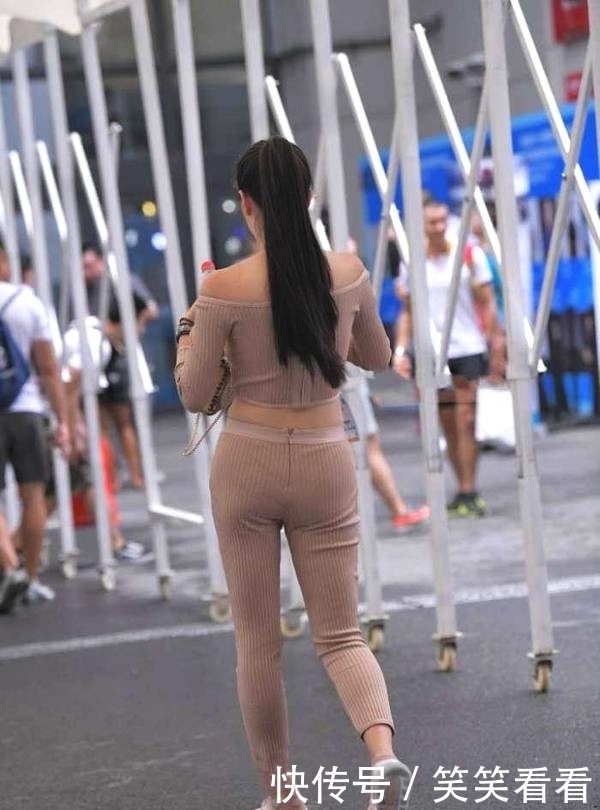  「度过」美女街拍小姐姐穿针织套装出街, 度过一个“温情”的秋天