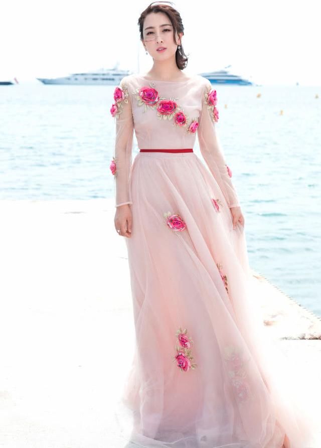 马苏撞上李小璐同穿白裙,差距不是一般的大,难怪是”塑料闺蜜“