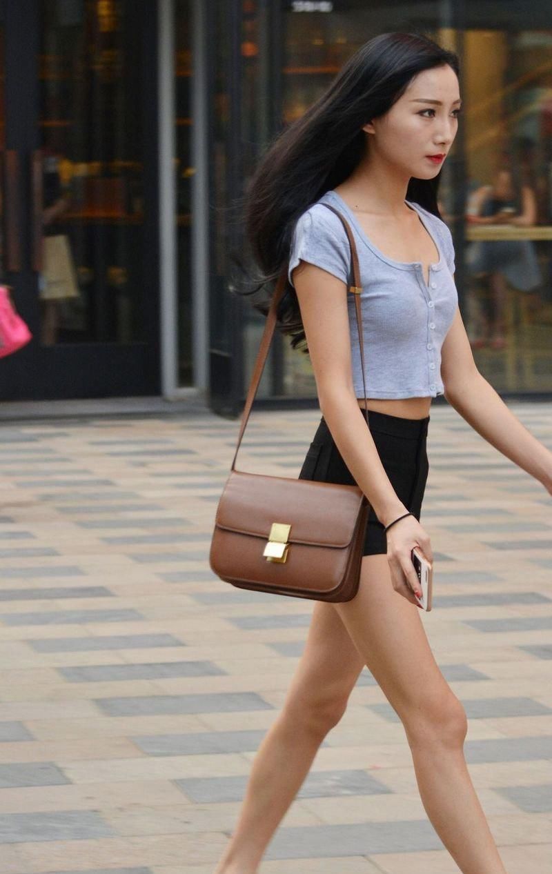 街拍:黑色紧身热裤长腿美女，眉清目秀，洁白玉腿