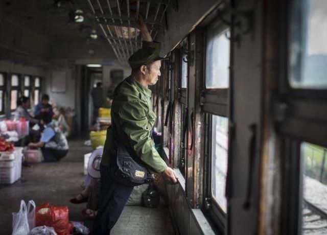 国内这个有趣的火车，沿途停靠4个站台，当地人的“移动菜市场”