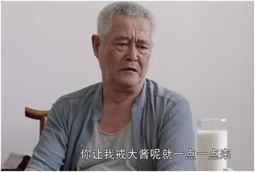  身价■出身农民不忘本！赵本山演穷酸老头毫不违和，身价数亿住乡下大棚