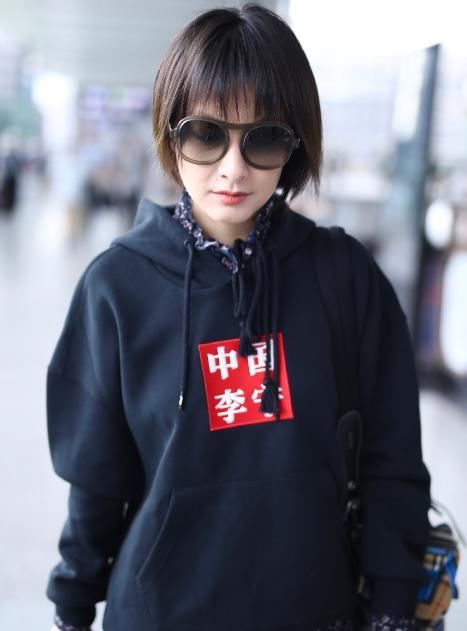 吴昕咋想的?居然穿一条土掉渣的碎花裙来走机场，尽显老气似大妈