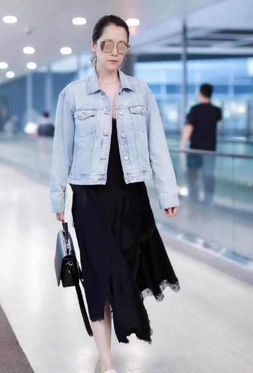  #女人#海青实力装嫩，牛仔外套内搭连衣裙女人味十足，优雅少女非常减龄