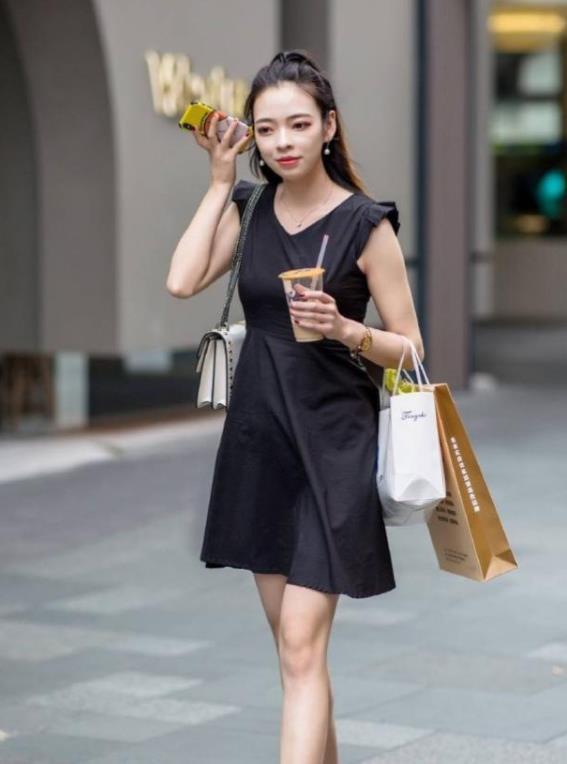 『美女』街拍:美女一身时尚穿搭让人眼前一亮,精致五官非常美呢