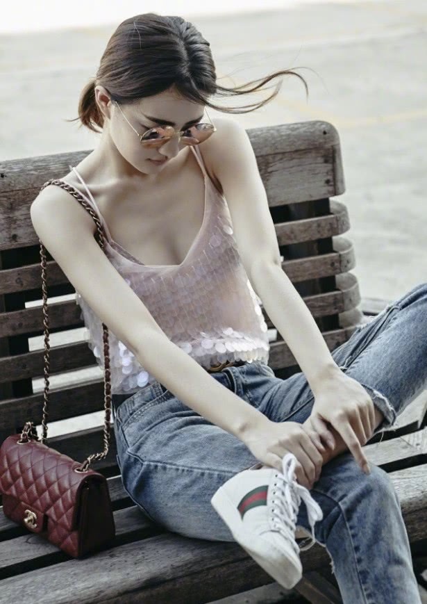 徐璐牛掰了,一件鱼鳞吊带搭配牛仔裤竟穿出了时尚的Feel
