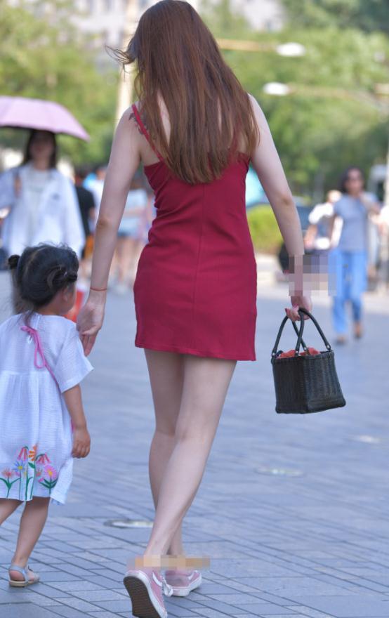 时尚辣妈穿吊带裙勾勒出曼妙的身材曲线，性感迷人