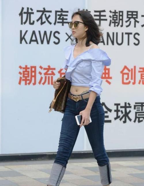  [女人味]街拍：沉鱼落雁的小姐姐，一条蓝色的拼接连衣裙，时尚优雅女人味