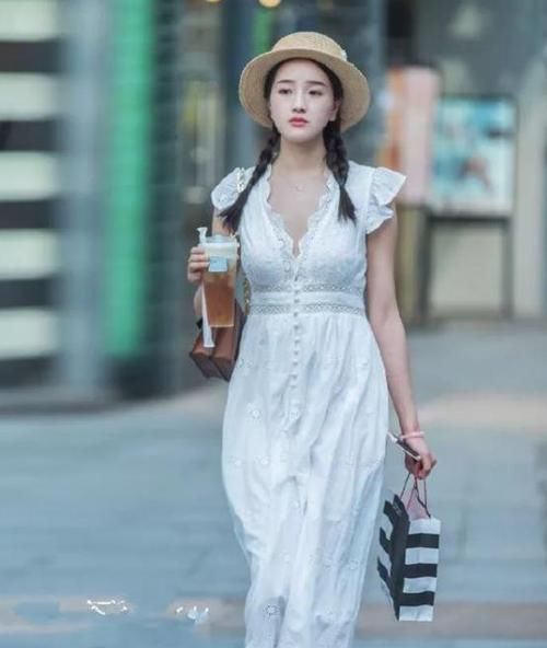 「气质」养眼女神街拍:雪肤花貌的美女,一条白色的连衣裙,时尚优雅气质
