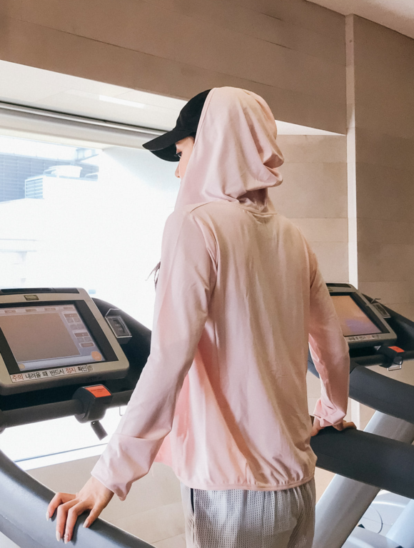 女神孙允珠，红粉青春律动运动带帽薄卫衣