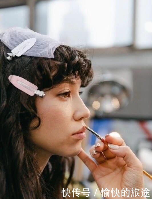  #光希#水原希子时装周走秀，碎花裙满满田园风，与木村光希合影成亮点