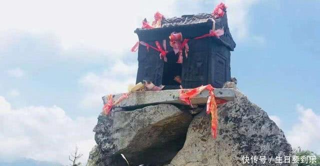 中国最特殊铁庙，重达一吨直立山顶巨石上，四周都是崖壁千年不倒