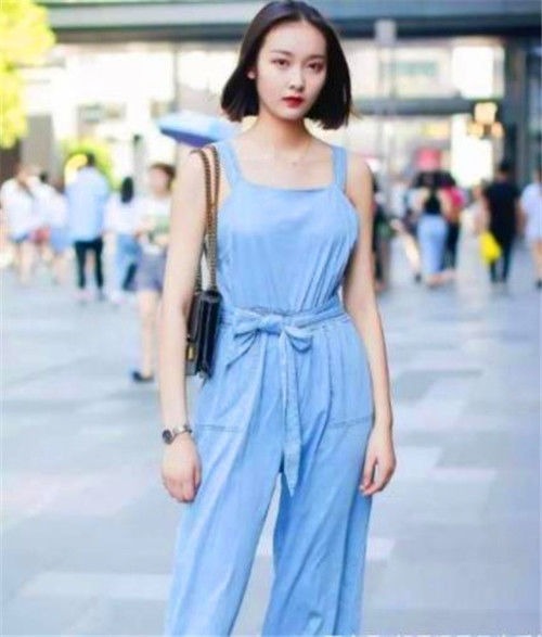 【小美女】街拍:温柔魅力的小美女,秀出青春活力范,好看又养眼