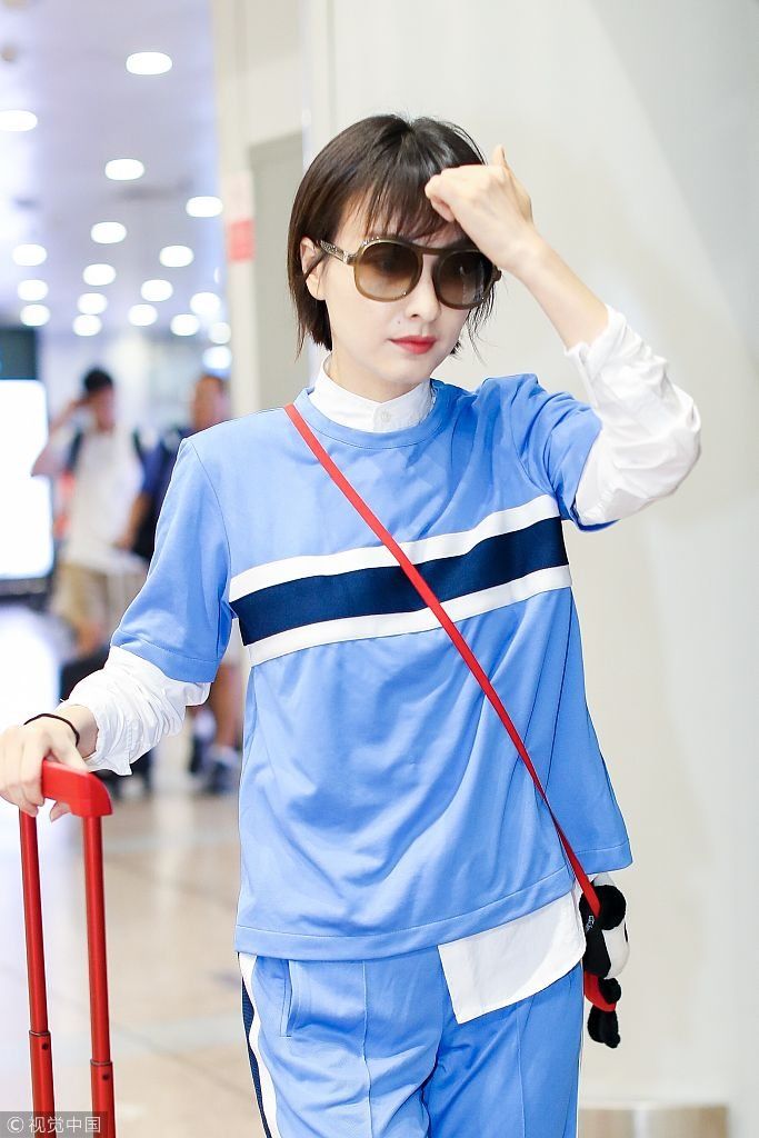 还是个少女!吴昕背熊猫包包充满少女心 蓝色“校服装”清新养眼