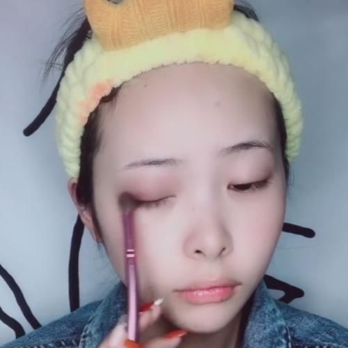  『吓一跳』小姐姐脸上画＂五官分离妆＂，开始感觉被骗了，看到成品：被吓一跳