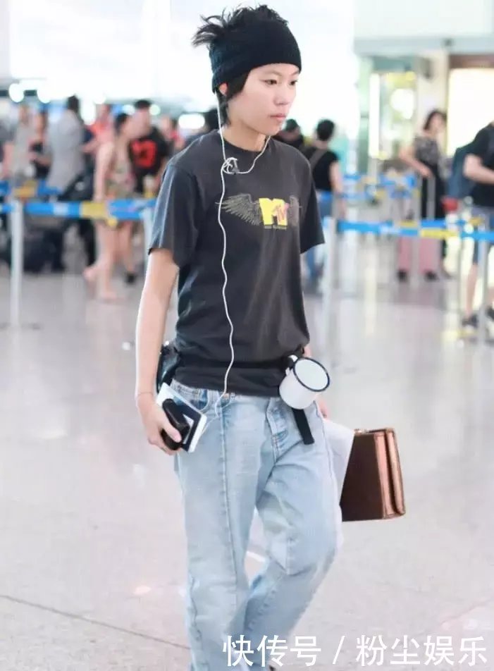 窦靖童现身，这是背了50斤行李？网友：让王菲帮你请个助理吧！