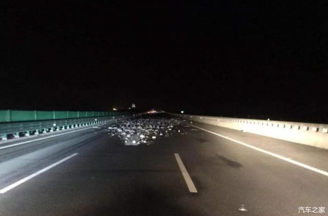  「高速」晚上在高速公路开车能开近光灯吗？老司机：看完你就明