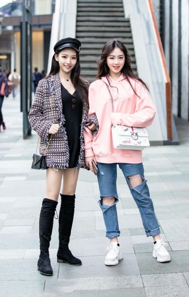 时尚搭配|路人街拍,小姐姐破洞牛仔裤搭配粉色的卫衣,非常的靓丽