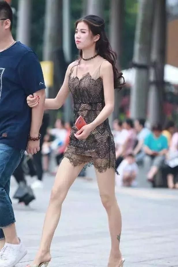 街拍，蕾丝短裙小姐姐性感妩媚，身材凹凸有致，真羡慕你男朋友