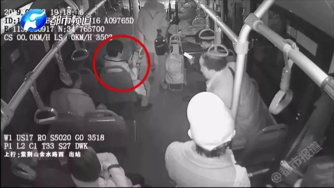 “我妈妈丢了”！男孩一边呼喊，一边“追打”公交车！他妈妈呢？