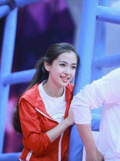 《快乐大本营》杨颖拍照姿势，图五自毁形象，图八宛如人间仙子