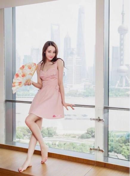 迪丽热巴赤脚穿粉裙露事业线，可手指怎么弯曲成这样了？