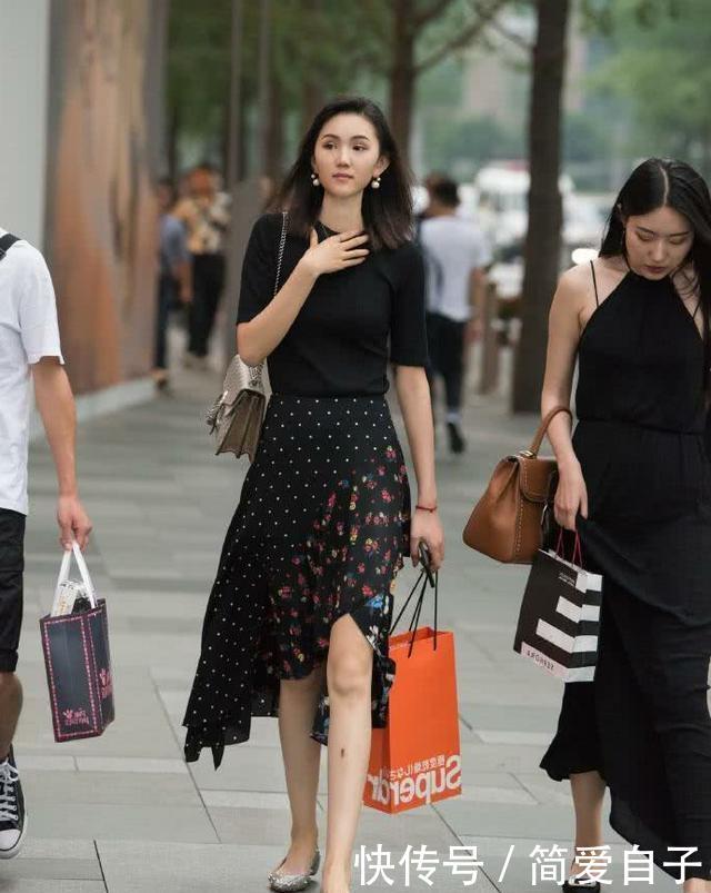  「搭配都」路人街拍，皮毛的马甲搭配在小姐姐的身上很有美感