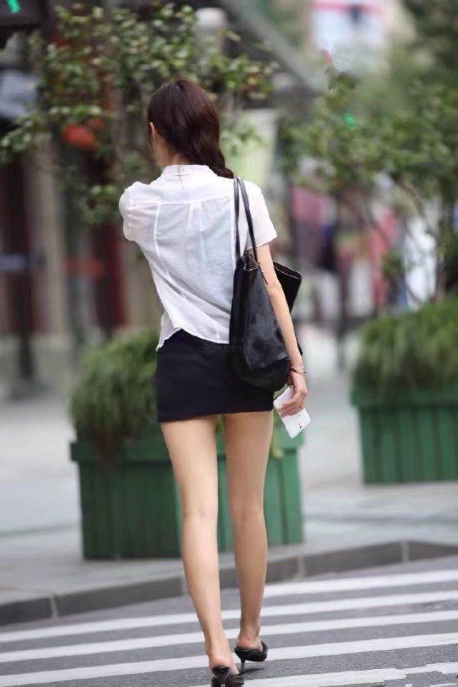 街拍路人，夏天最受女士青睐的穿搭参考，每款都是那么的美丽动人