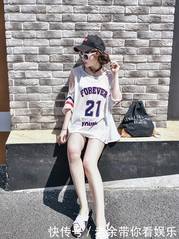 日本名模纳米比亚旅游，太阳照在身上魅力无限，看着像萝莉一样