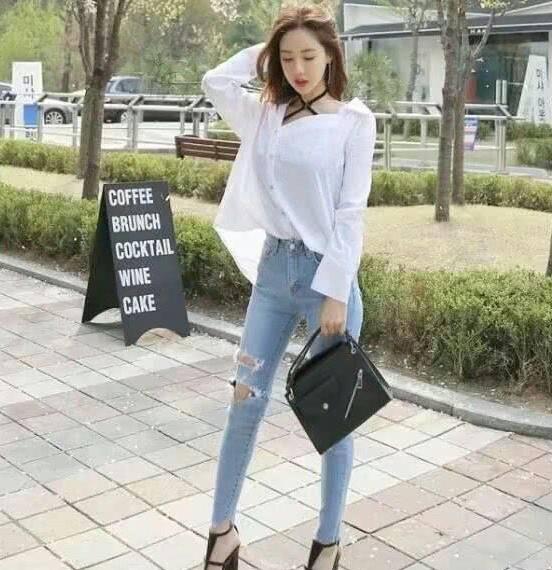 天蓝色牛仔裤＋白色上衣，散发出清新甜美的气息，承载着年轻