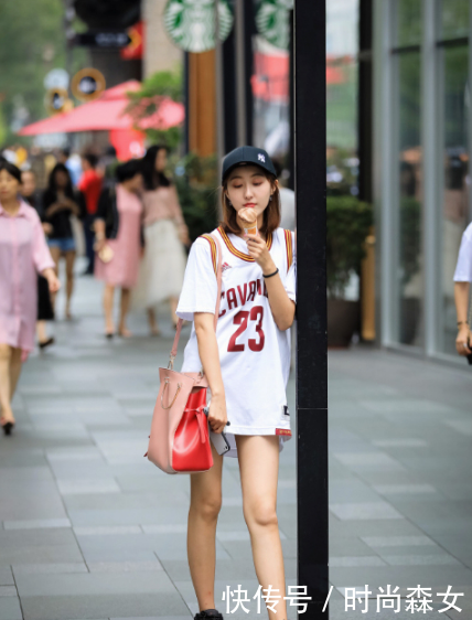 街拍：小姐姐古典的气质,身材的比例，显高的效果也很好!