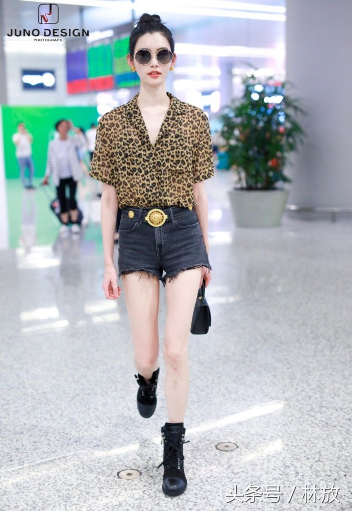 奚梦瑶穿豹纹参加维密面试,一不小心被李圣经欧尼同款穿搭秒成渣