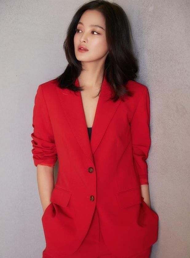 辛芷蕾“黑乌鸦”造型上红毯，网友:就不能鲜艳一点?