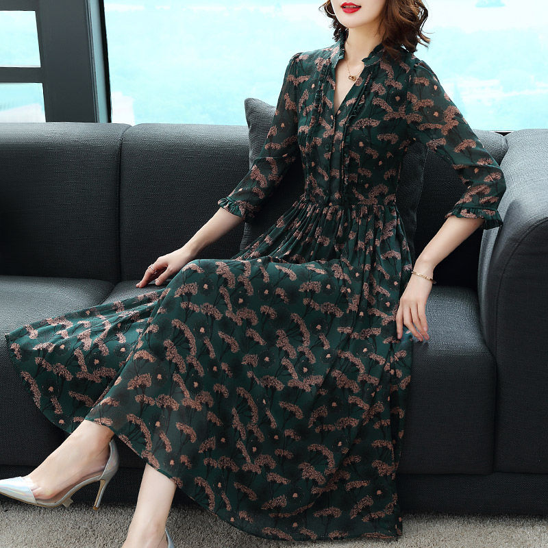 若你年逾50，打扮得年轻点，入秋这裙子不能少，上身美得不得了