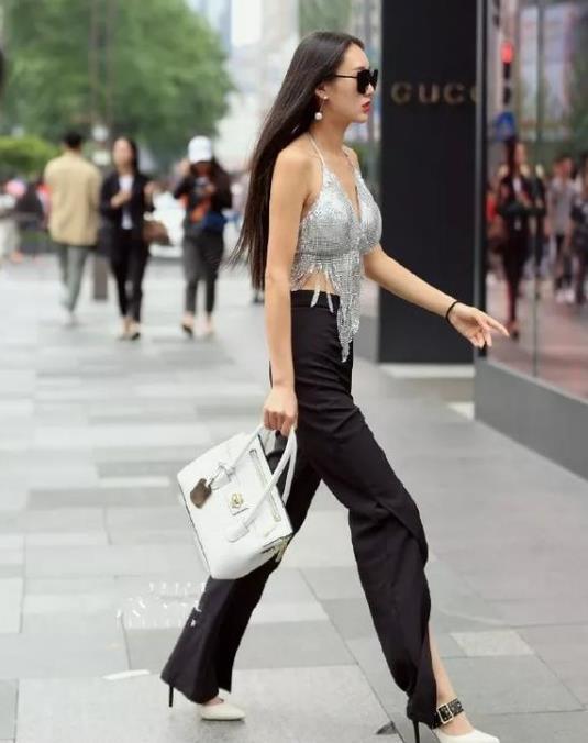  「气质」街拍：情致两饶的美女，一件白色上衣配黑色裤子，时尚唯美气质范