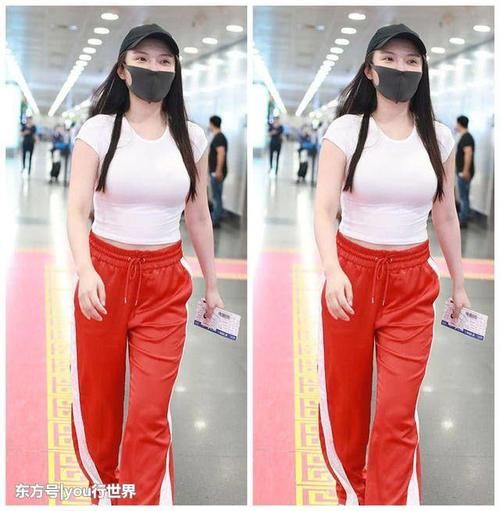 28岁徐冬冬白T红裤现身机场胸围傲人，这身材真的是绝了！