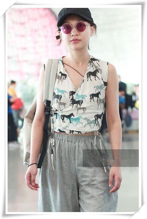 当39岁陈乔恩和43岁周迅同穿无袖背心，网友：气场差距有点尴尬！