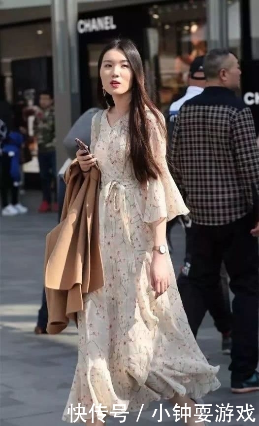 『短袖T恤』女性穿上高跟鞋, 打造出时尚魅力的自己